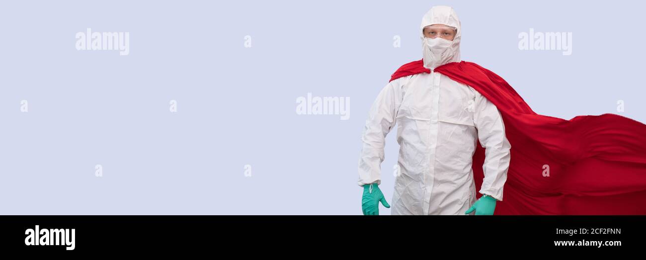 Un medico in costume di un super eroe si trova in difesa contro una pandemia virale Foto Stock