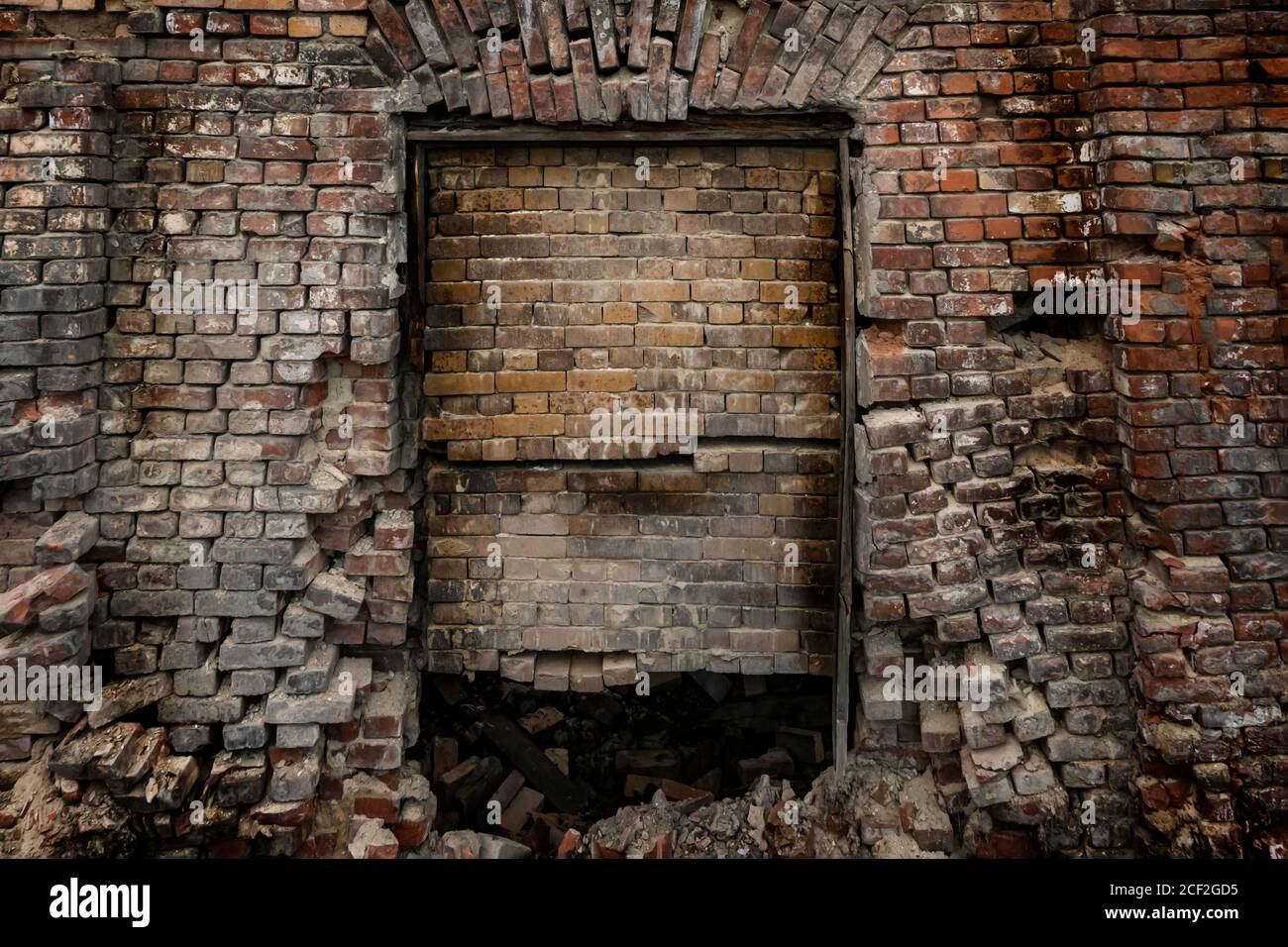 una porta nel muro testurizzato, bricked up. sfondo atmosferico e simbolo di disperazione Foto Stock