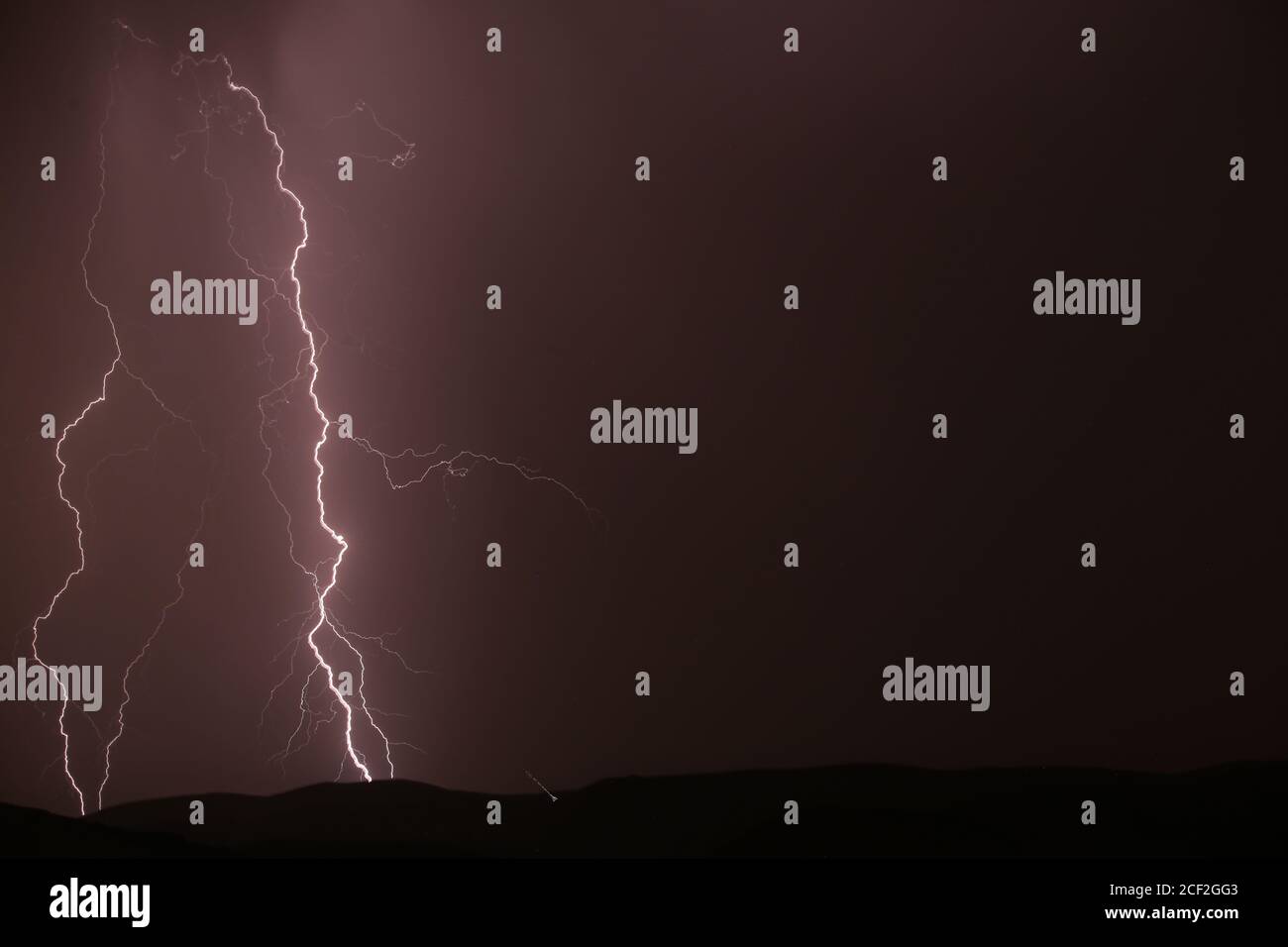 Tempesta di fulmini forma lineare notte Foto Stock