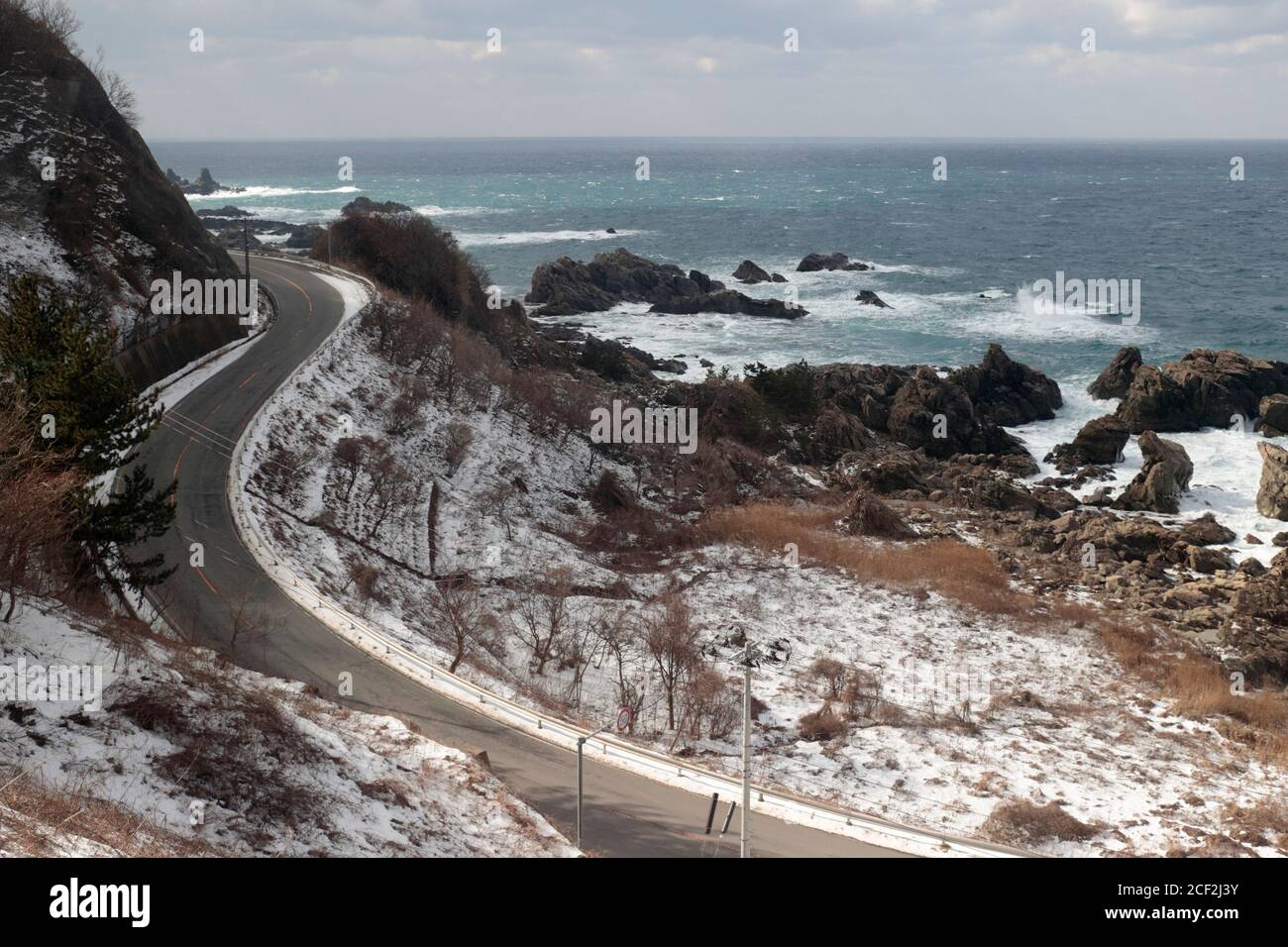 Vista costiera dal Resort Shirakami Train, Gono Line, nord Honshu, Giappone 17 Feb 2019 Foto Stock