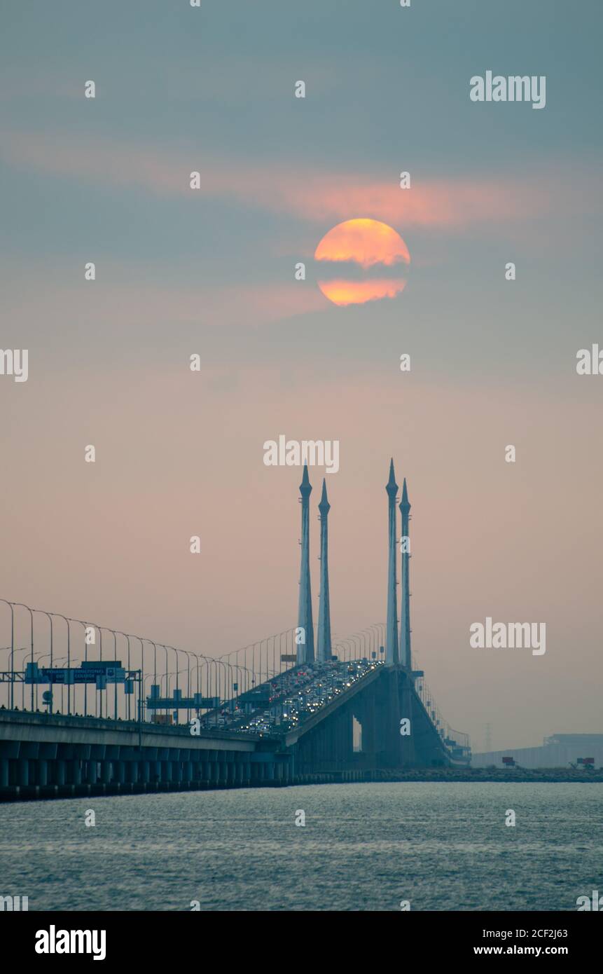 Al Penang Bridge si levano all'alba i tuorli d'uovo su una nuvola. Foto Stock