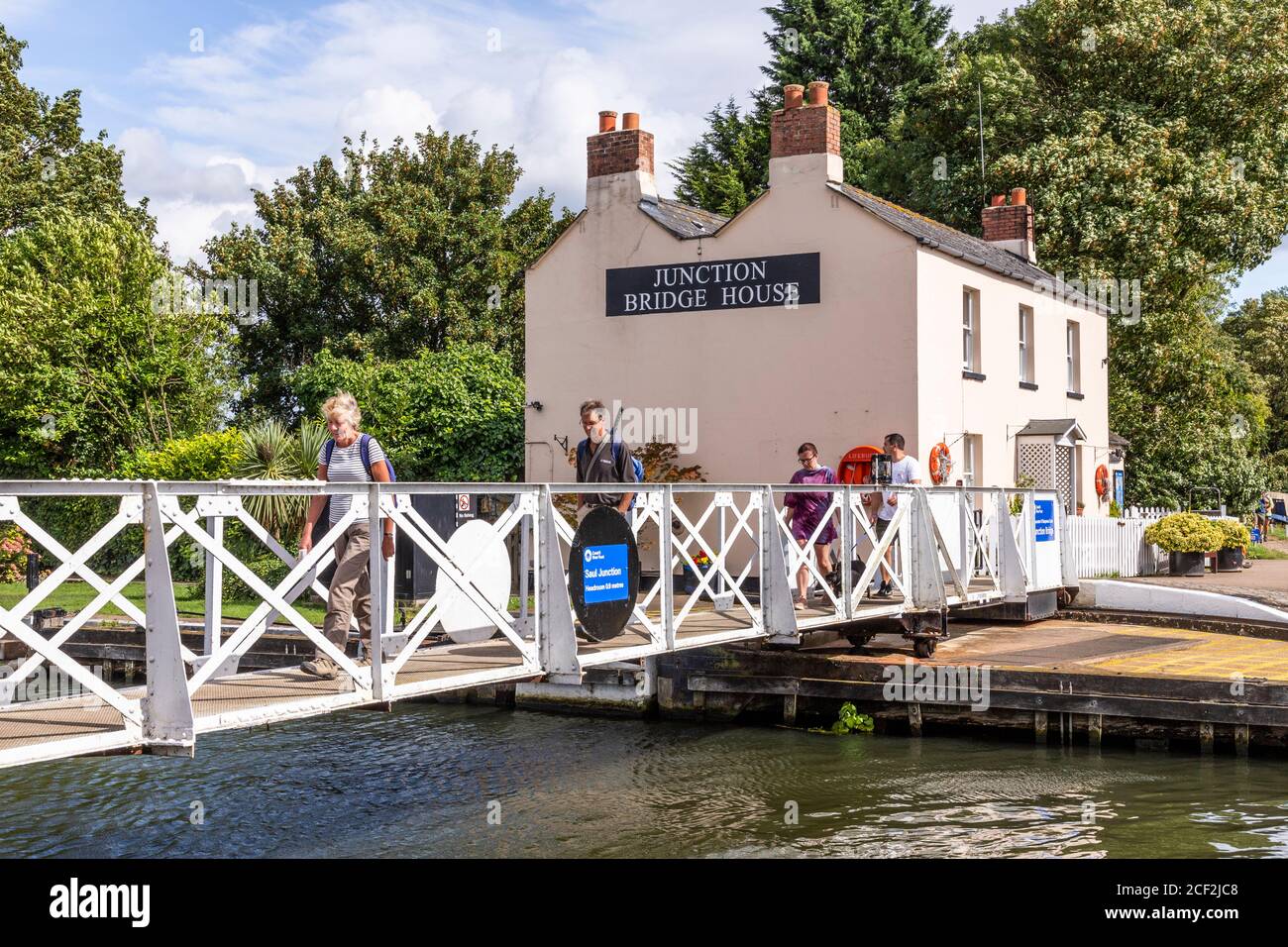 I visitatori sul ponte sospeso sopra il Gloucester e il canale di Sharpness accanto alla Junction Bridge House a Saul Junction, Saul, Gloucestershire UK Foto Stock