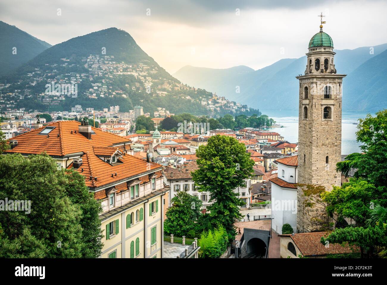 Paesaggio panoramico della città di Lugano con la Cattedrale di San Lorenzo campana vista sulla torre e sul lago e luce spettacolare a Lugano Ticino Svizzera Foto Stock