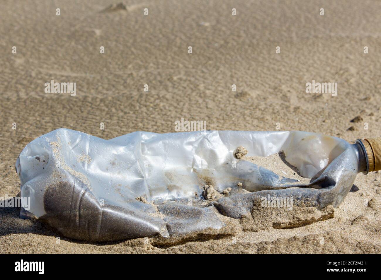 Rifiuti di plastica lasciati sulle spiagge Foto Stock