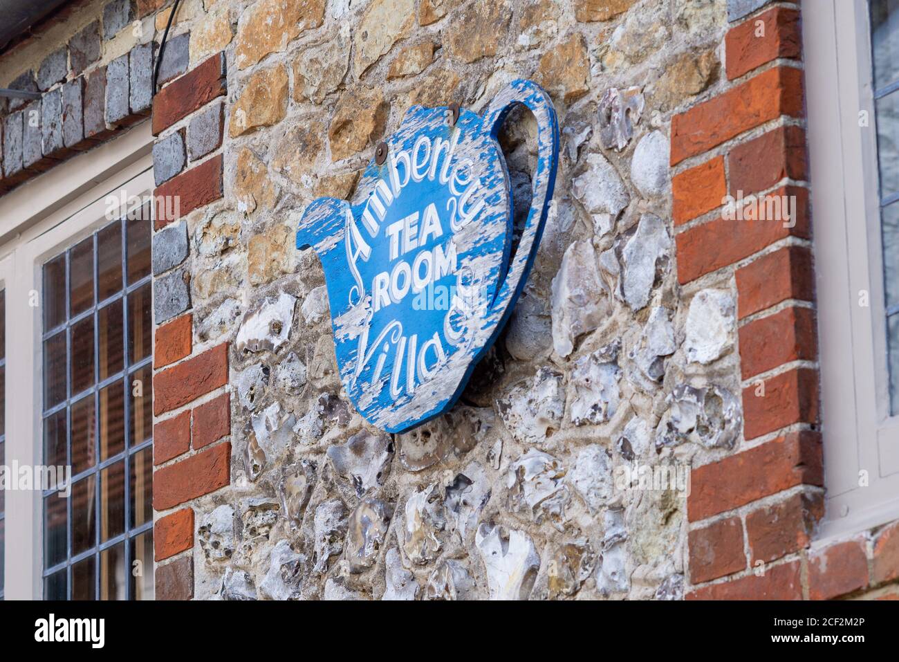 Amberley Tea Rooms insegna nel pittoresco villaggio di Amberley, South Downs National Park, West Sussex, UK Foto Stock