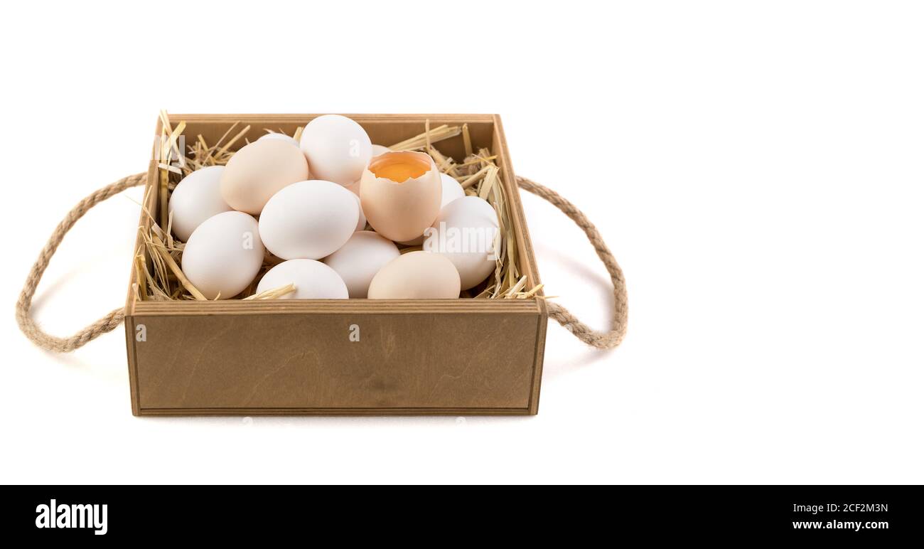Uova di pollo di colore bianco e marrone con un uovo rotto al centro. Foto Stock