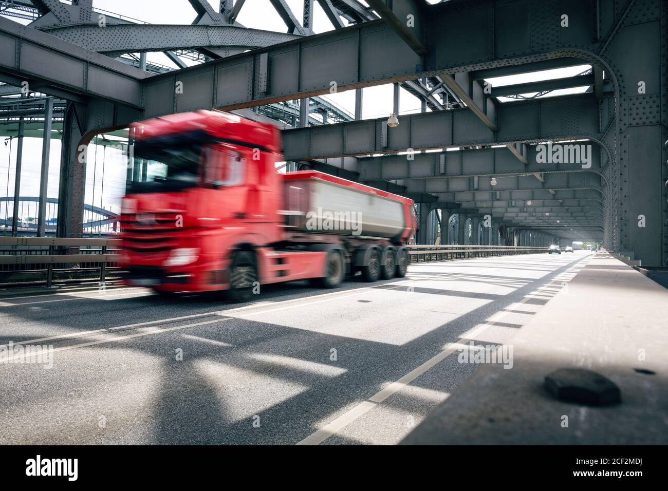 Carrello rosso che guida su un ponte di stile industriale Foto Stock