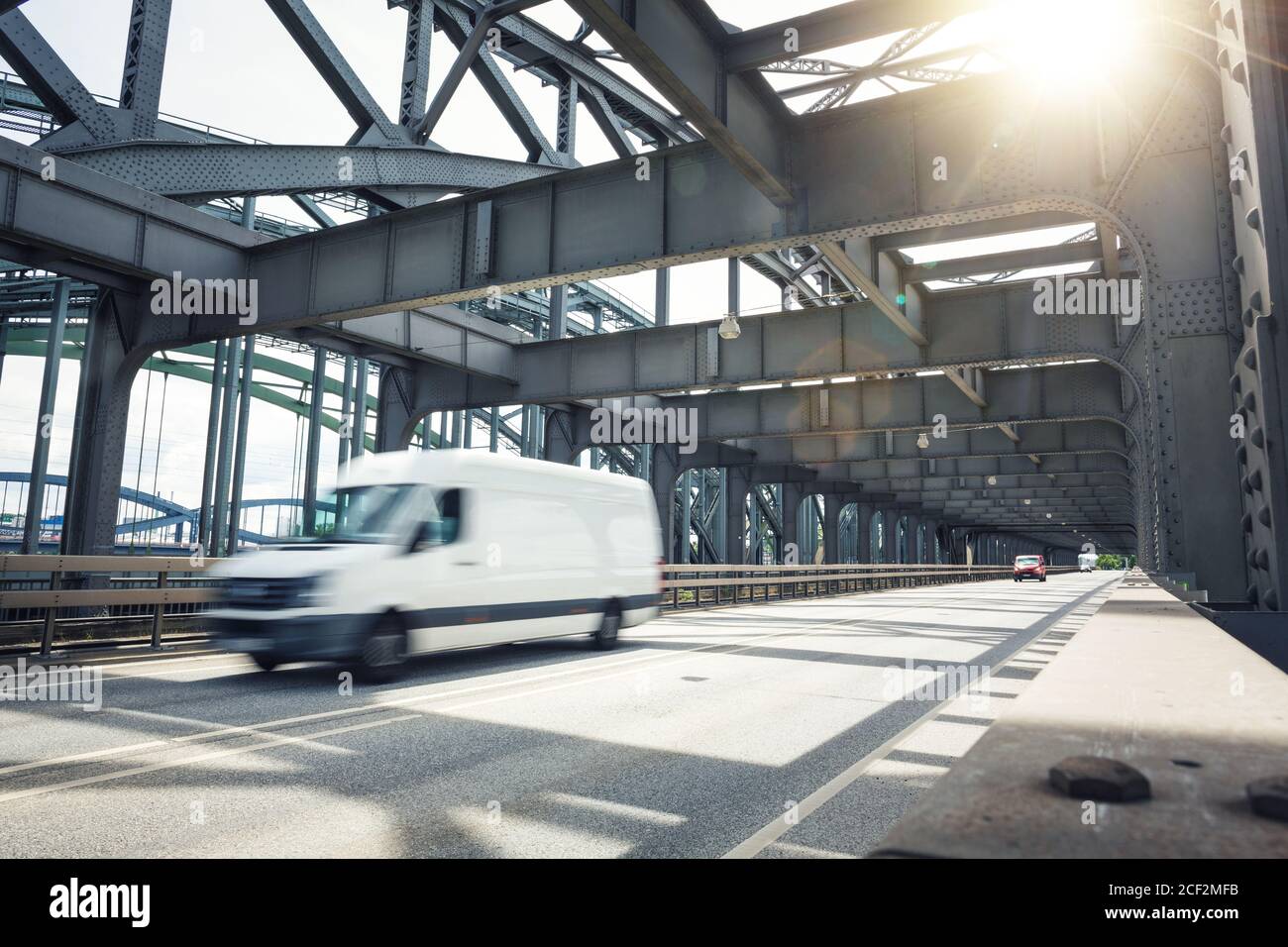 Van che passa su un ponte di stile industriale Foto Stock