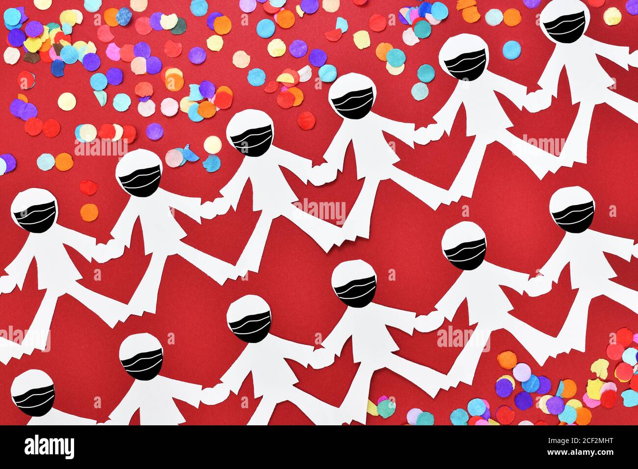 Catena di persone con maschere facciali e confetti, corona regola agli eventi Foto Stock