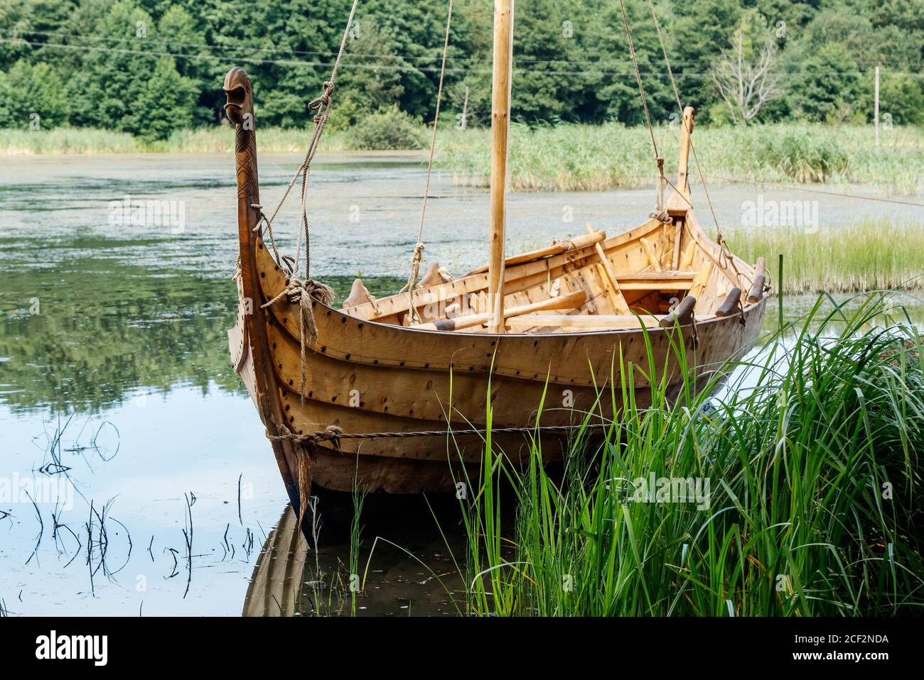 vecchia barca vichinga di legno vicino al lago in estate soleggiata giorno Foto Stock
