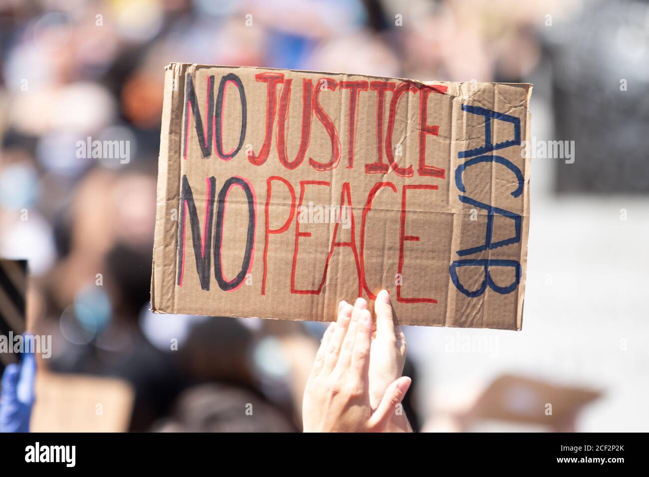 Un segno di protesta che dice No Justice No Peace at a Black Lives Matter protesta a Trafalgar Square, Londra Foto Stock