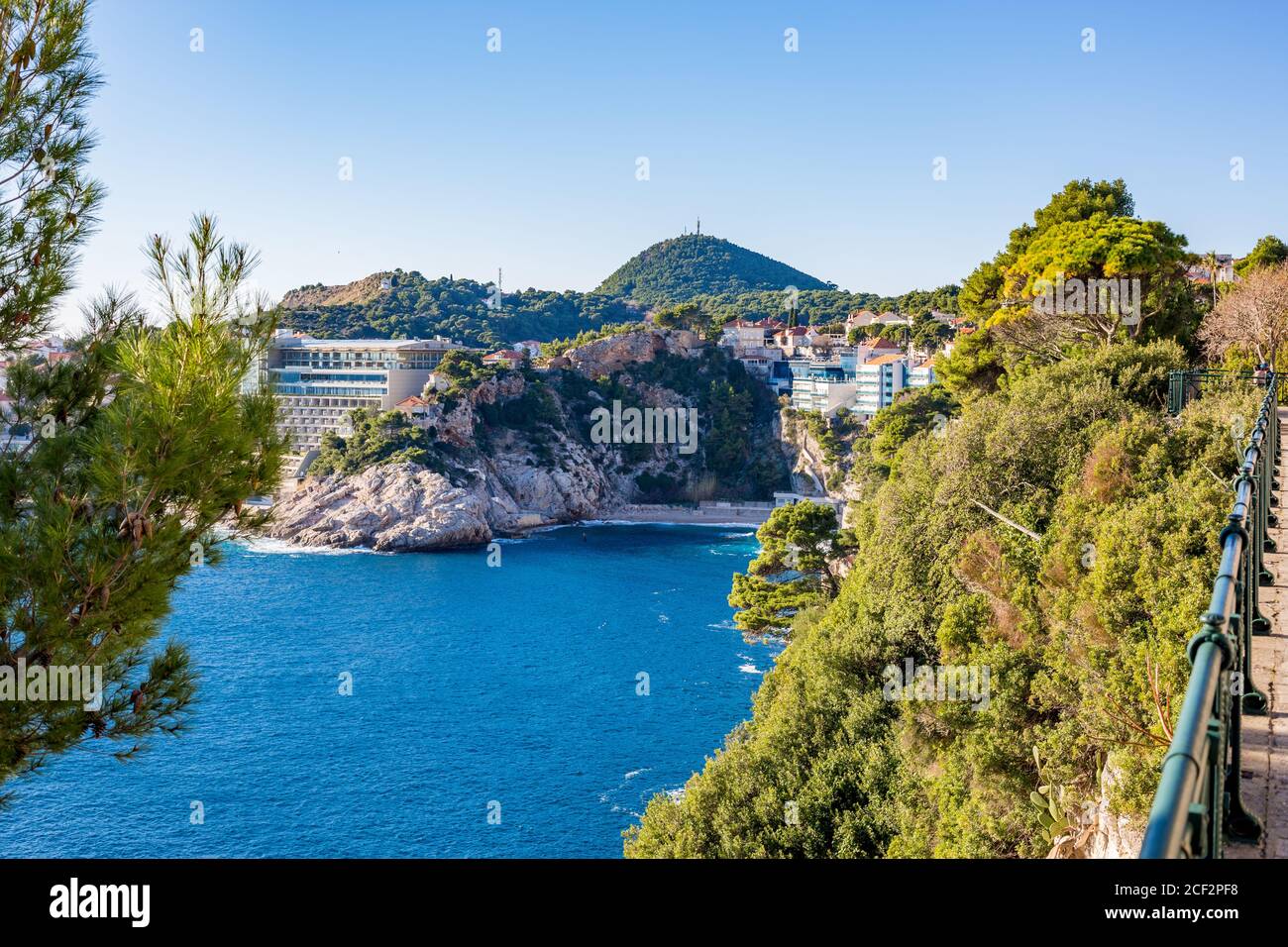 Vista mare Adriatico, Dubrovnik. Soleggiata vista invernale giorno, Croazia. Acqua di mare blu, cactus e altri alberi e cespugli sulla riva alta. Fotografia di viaggio. Foto Stock