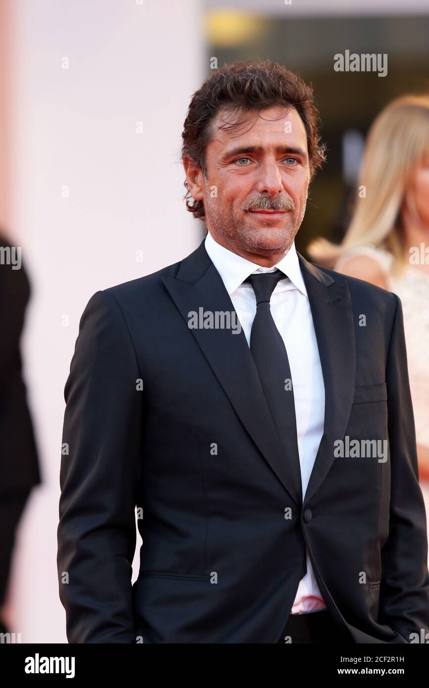 Italia, Lido di Venezia, 02 settembre 2020 : l'attore italiano Adriano Giannini sul tappeto rosso del film 'lacci' (Laces). 77° Festival Internazionale del Cinema di Venezia. Foto © Ottavia da Re/Sintesi/Alamy Live News Foto Stock