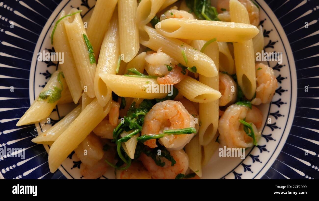 Combinazione classica di cucina mediterranea: Pasta, pesce e rucola. Foto Stock