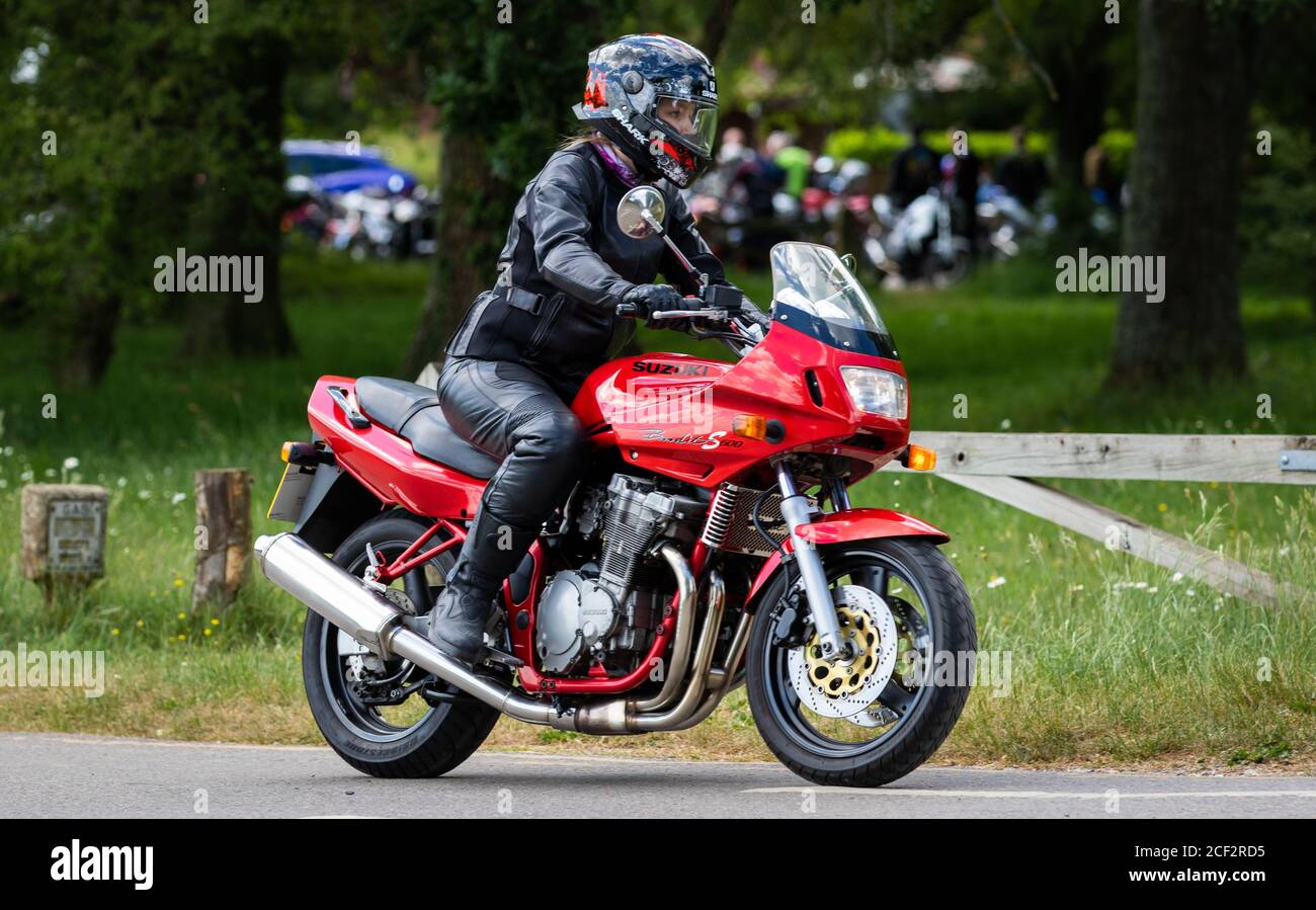 I motociclisti potranno godersi il sole al Newlands Corner Foto Stock
