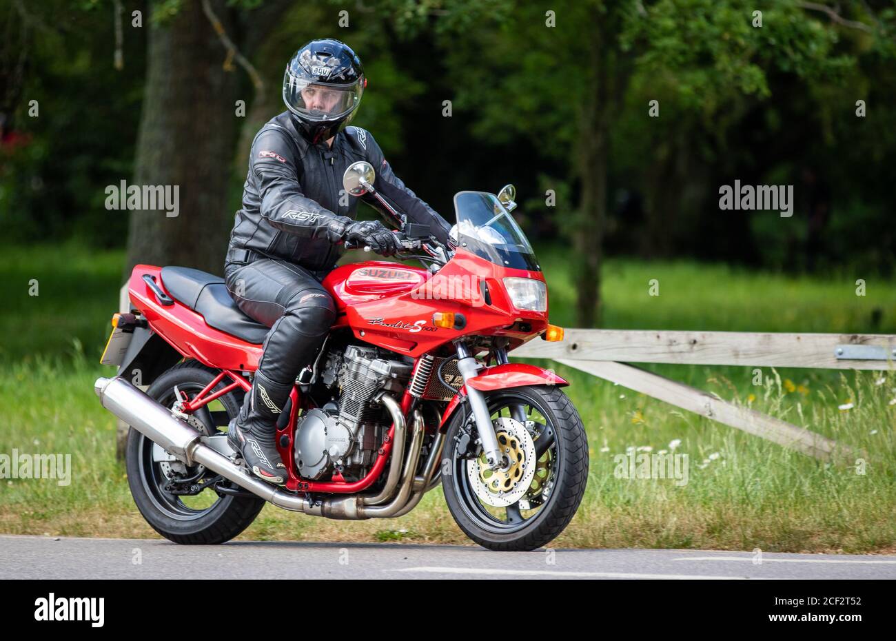 I motociclisti potranno godersi il sole al Newlands Corner Foto Stock