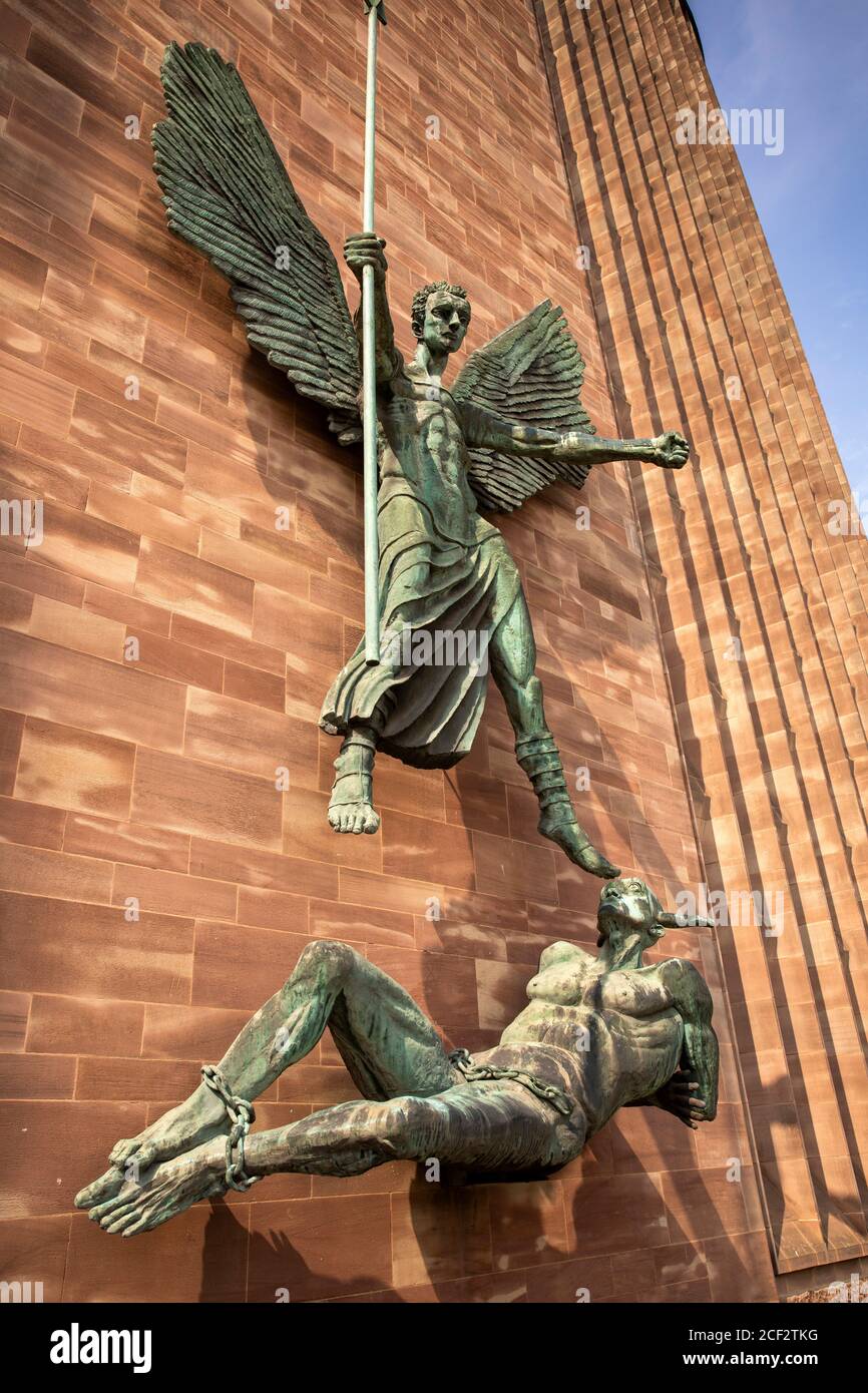 Regno Unito, Inghilterra, Coventry, Cattedrale, la vittoria di San Michele sulla scultura del Diavolo, di Sir Jacob Epstein Foto Stock