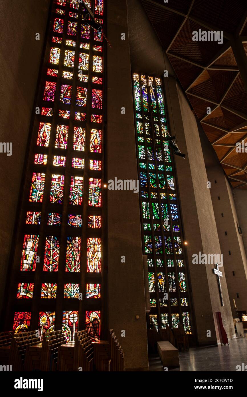 Regno Unito, Inghilterra, Coventry, Cattedrale, nave, strette finestre di Lawrence Lee, Keith New e Geoffrey Clarke Foto Stock