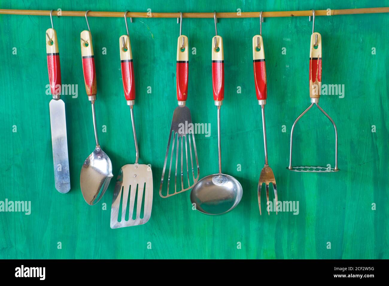 utensili da cucina vintage su parete dipinta grann, spazio gratuito per fotocopie Foto Stock
