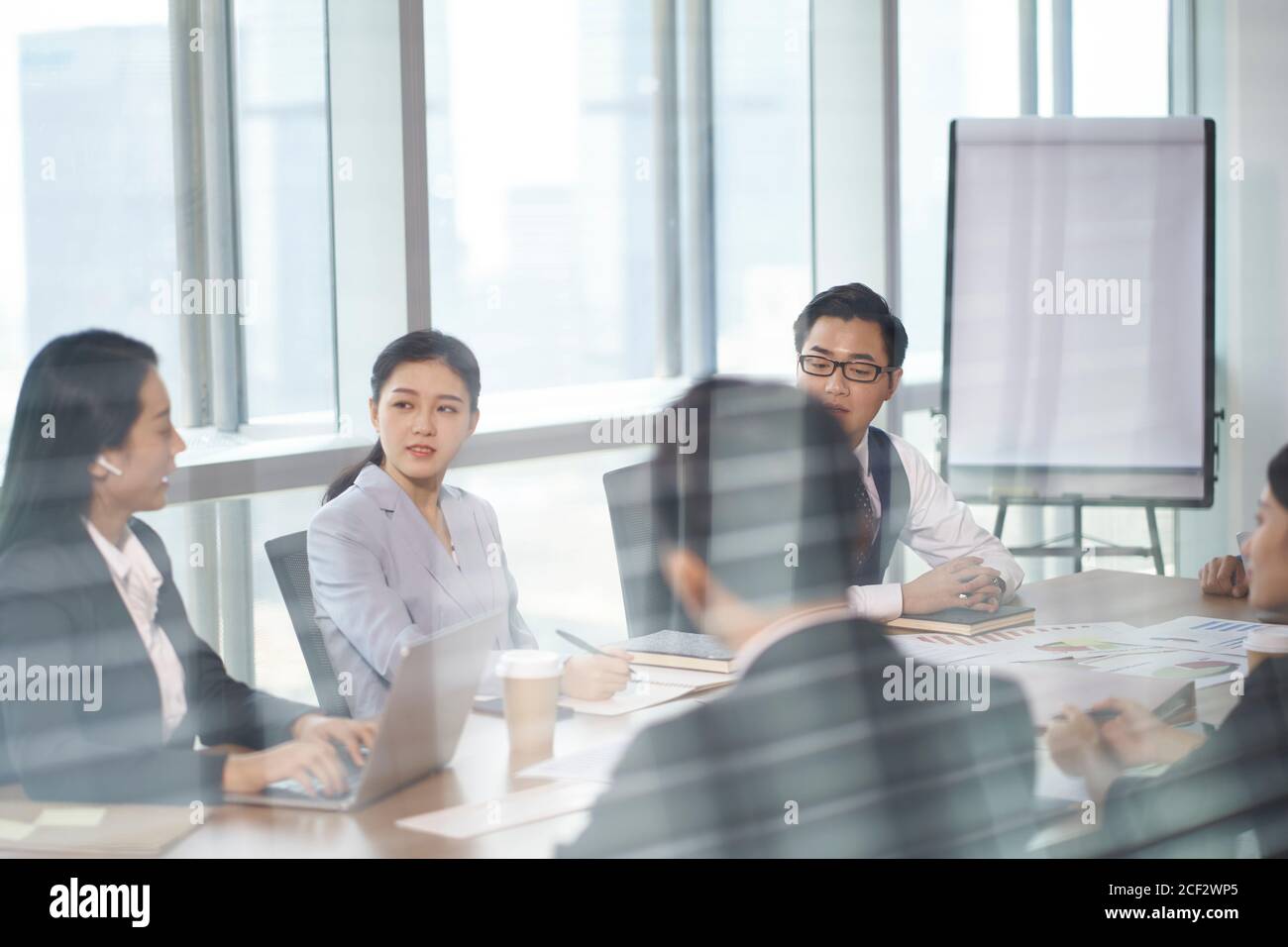 il team di dirigenti aziendali asiatici si riunisce nella sala conferenze ufficio Foto Stock