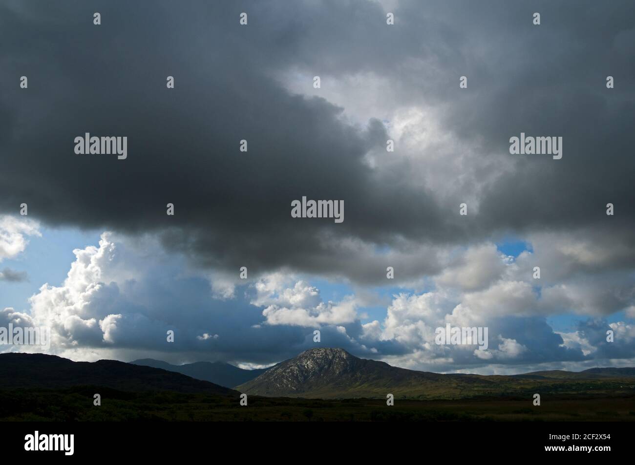 Nuvole temporalesche edificio sulla collina di Diamante, Connemara, nella contea di Galway, Irlanda Foto Stock