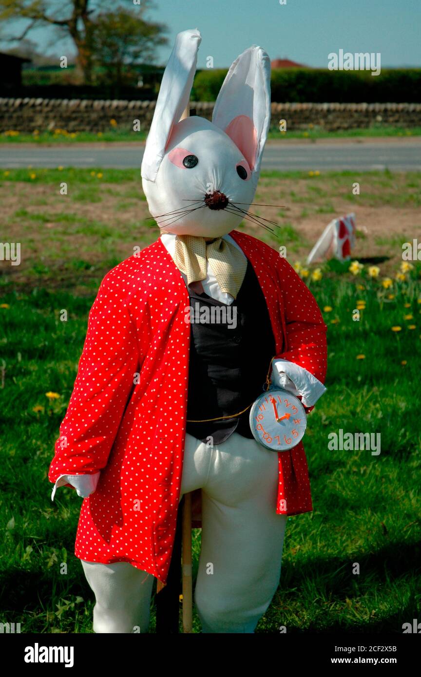 Una mostra al Festival dello Scarecrow che si tiene ogni anno presso il villaggio di Wray, vicino Lancaster, Regno Unito. Il coniglio bianco di Alice nel paese delle meraviglie. Foto Stock