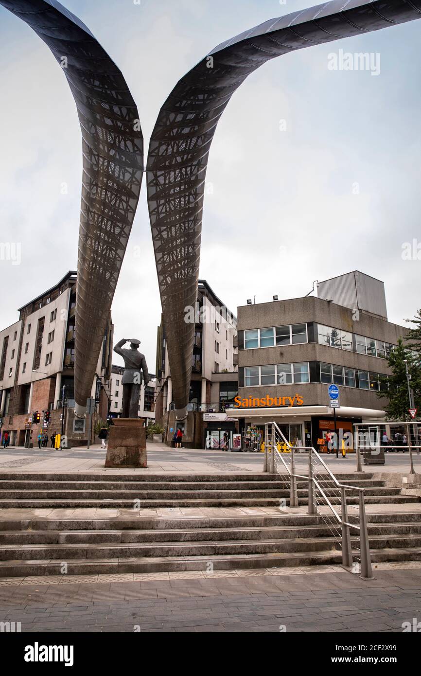 Regno Unito, Inghilterra, Coventry, Hales Street, Millennium Place, il Whittle Arch e la statua di Sir Frank Whittle, inventore del motore a reazione Foto Stock