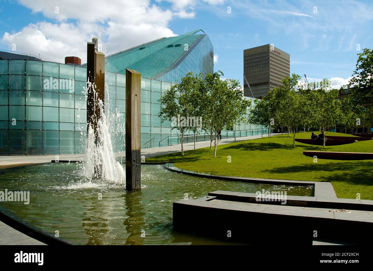 The Urbis Building, Manchester, Regno Unito. Museo della Città. Progettato da Ian Simpson Architects. In primo piano vi sono fontane nei Giardini della Cattedrale. Foto Stock