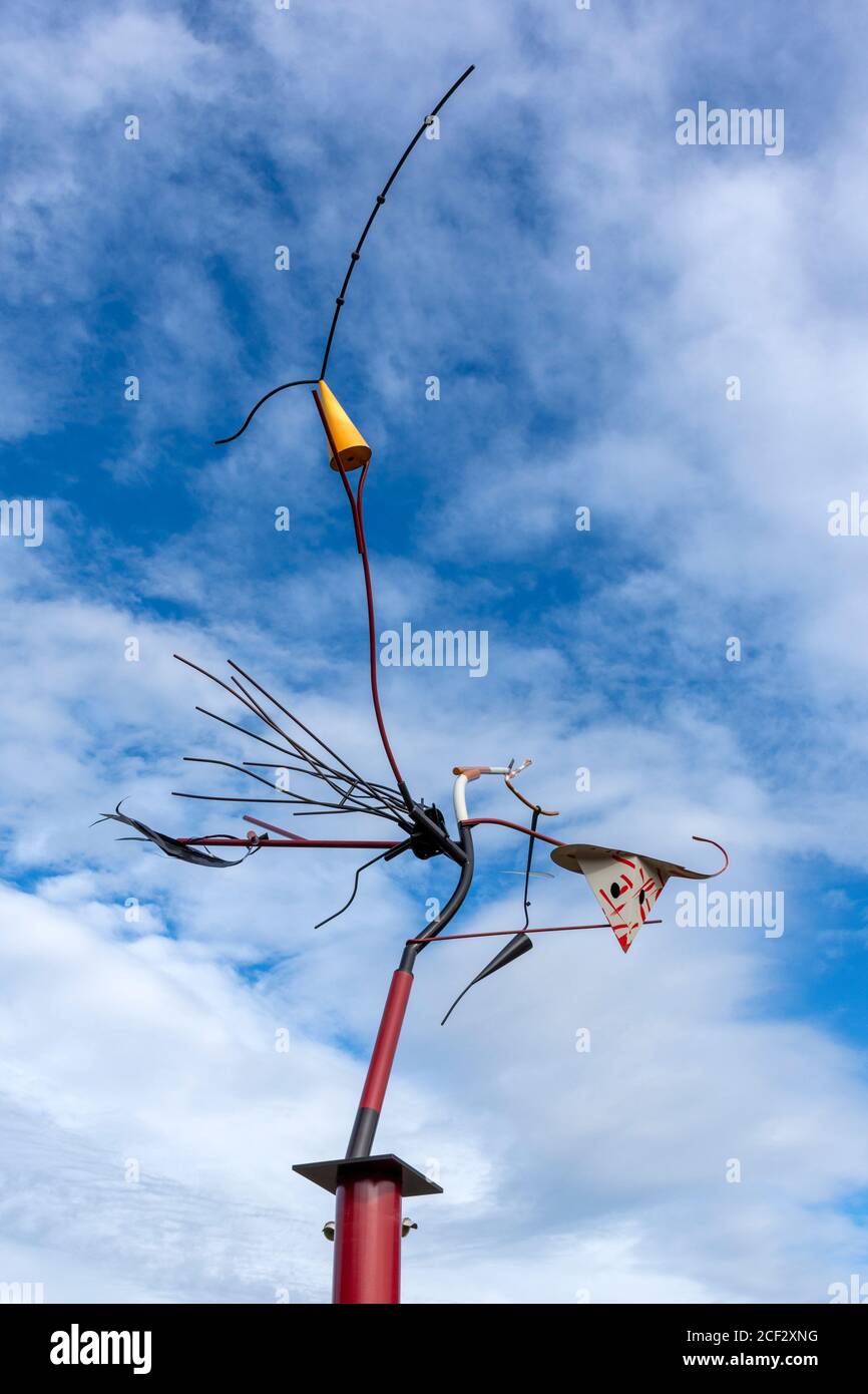 Scultura senza titolo dello scultore olandese Auke de Vries, presso il Burrs Country Park, Bury, Greater Manchester, Inghilterra, UK Foto Stock