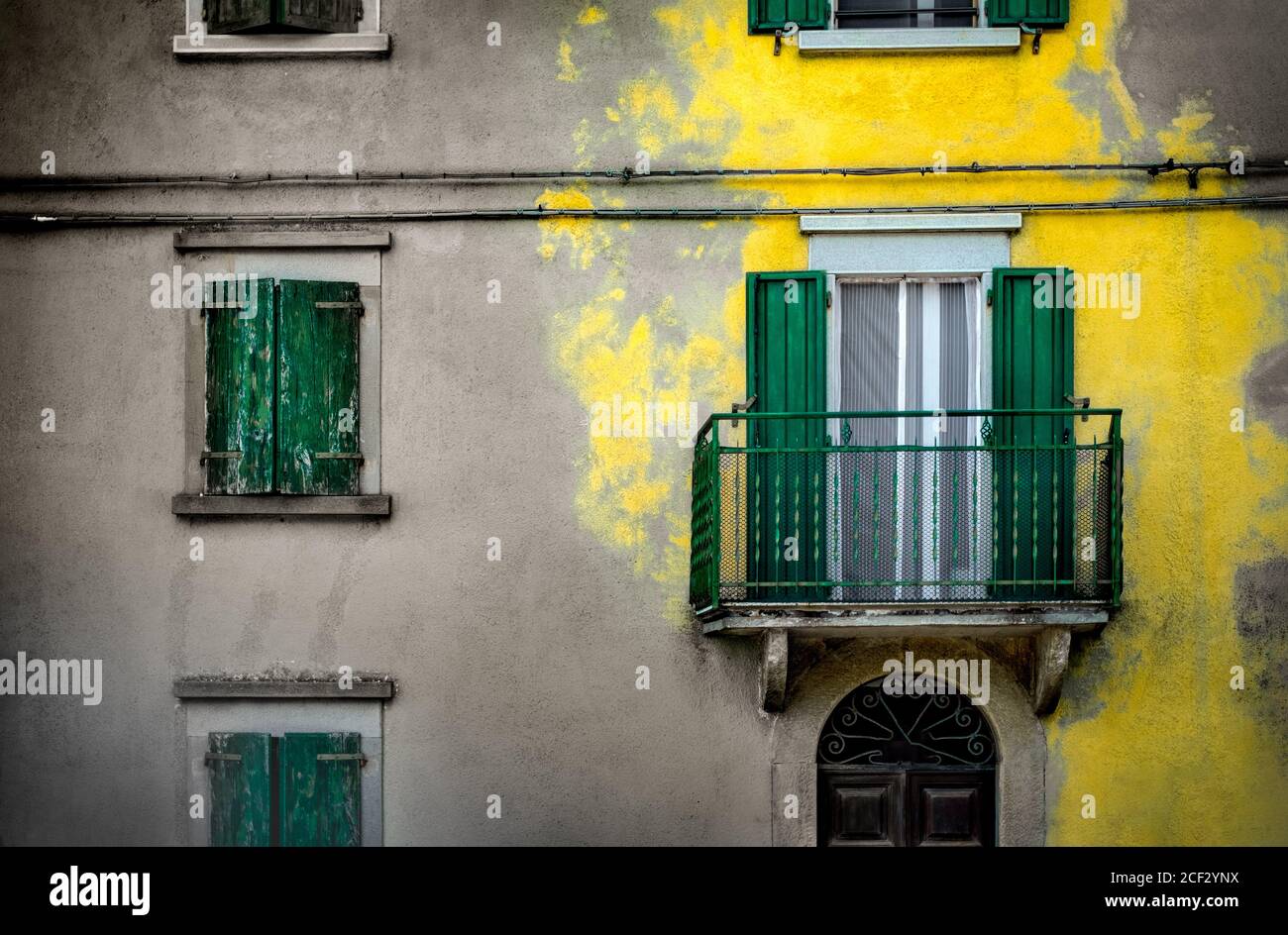 giallo splash colore edificio sfondo giallo intonaco vernice case italiane sfondo Foto Stock