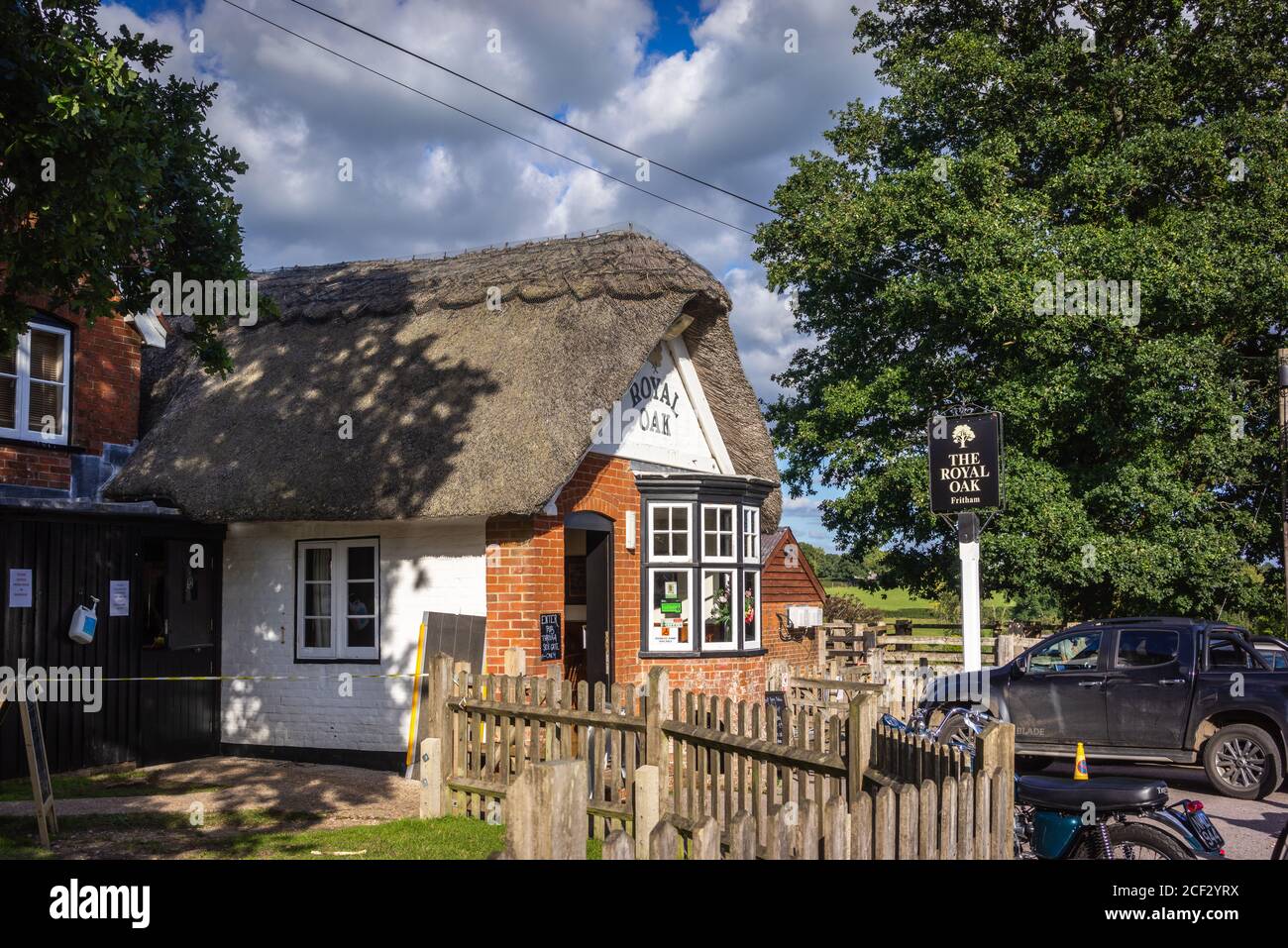 The Royal Oak, un pub con tetto di paglia nel villaggio di Fritham nella New Forest, Inghilterra, Regno Unito Foto Stock