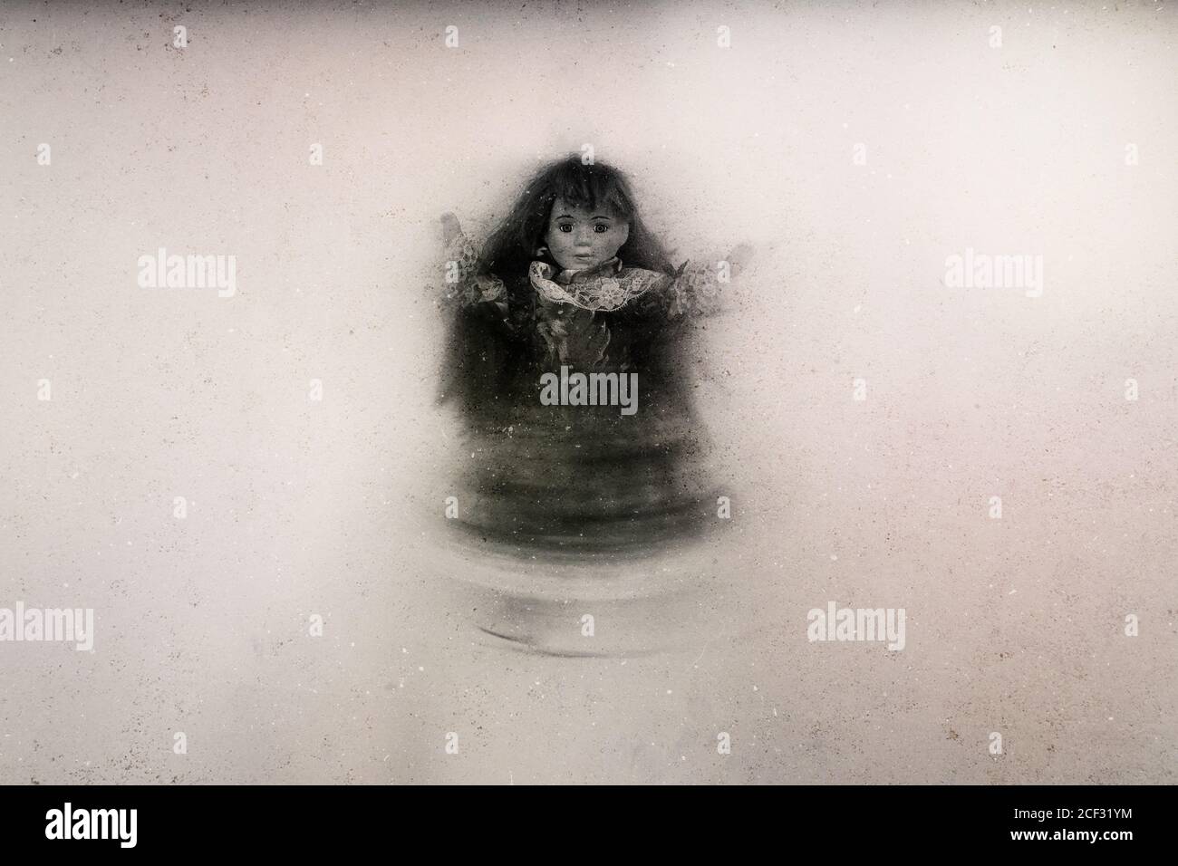 Una bambola vintage fluttuante su sfondo testurizzato. Con una modifica sfocata e grunge Foto Stock