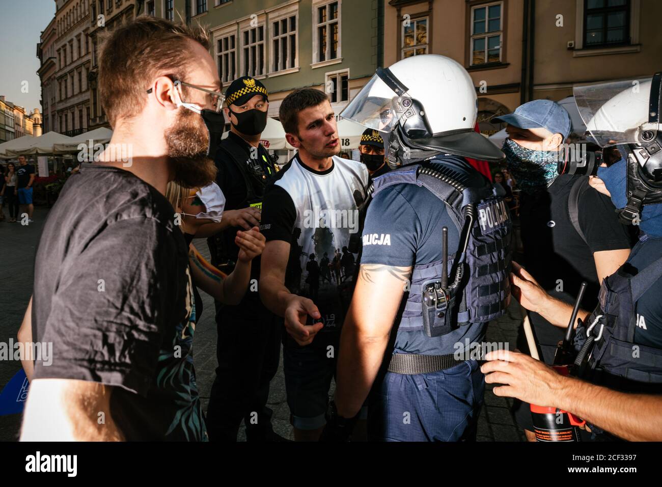 Un partecipante di una contromondimostrazione di estrema destra si opporisce con un poliziotto. La marcia annuale dell'uguaglianza è nota anche come "Pride Parade". Quest'anno, nonostante i Foto Stock