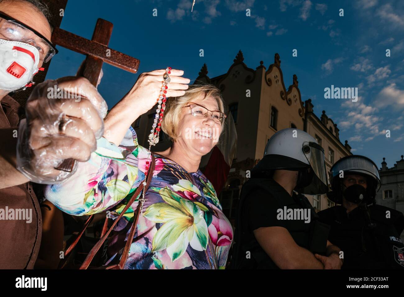 Barbara Nowak, curatrice dell'istruzione della regione di Małopolska, che tiene un rosario visto durante una contromondimostrazione. Marzo annuale di uguaglianza conosciuto anche come 'PRI Foto Stock