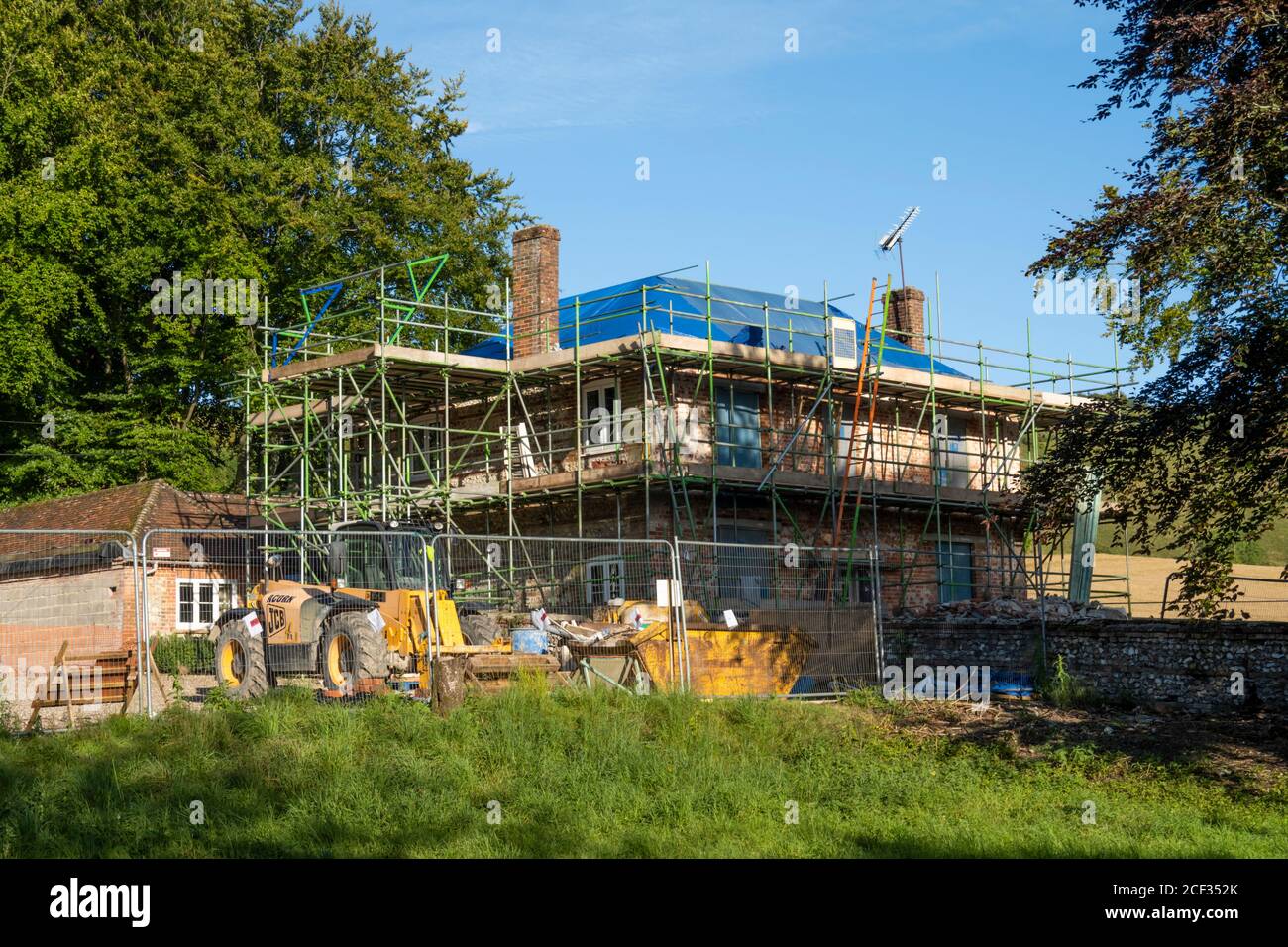 Vecchia casa colonica in fase di ristrutturazione, vista dal sentiero pubblico, Berkshire, Inghilterra, Regno Unito Foto Stock