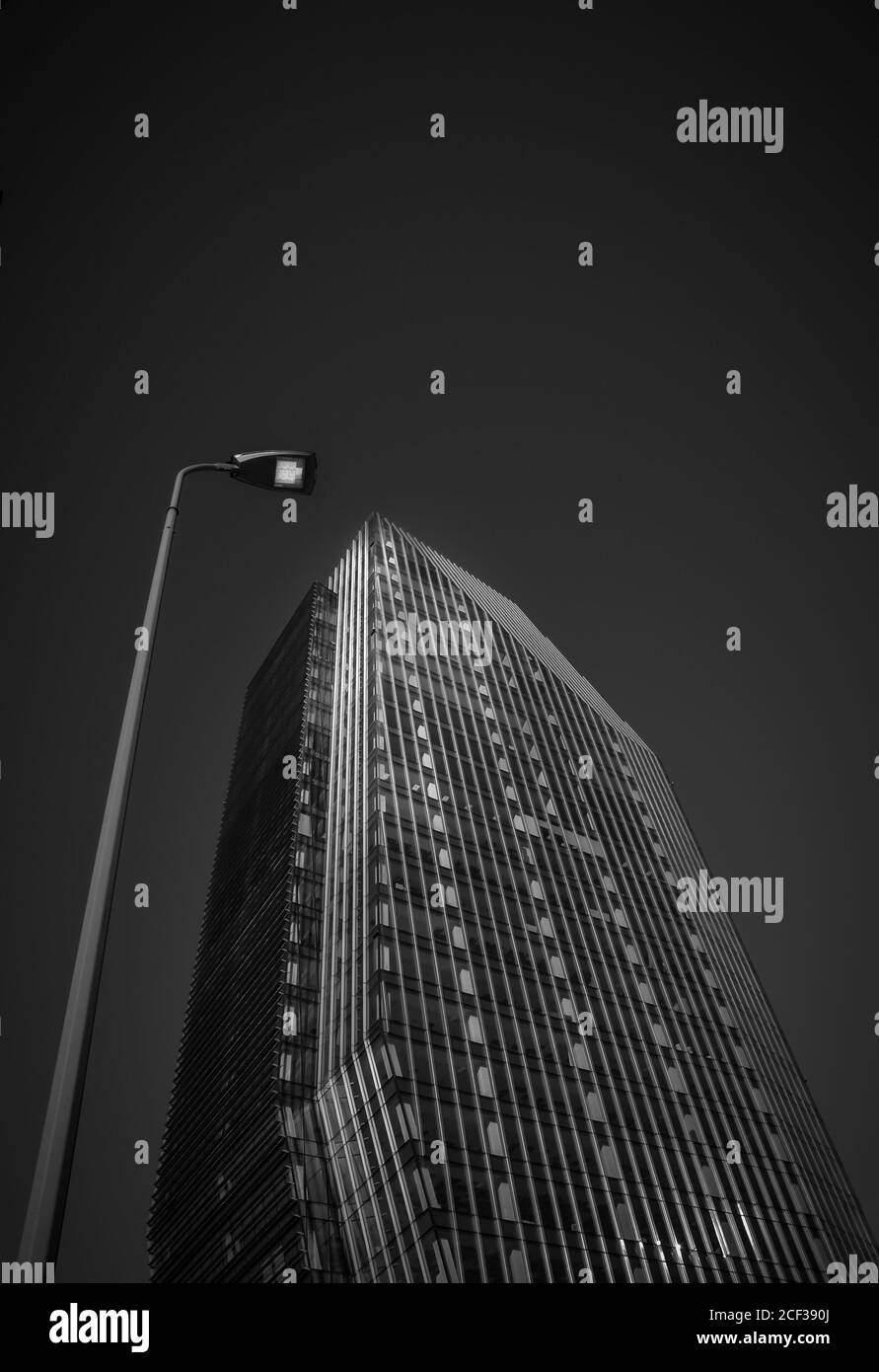Milano/Italia - 14 luglio 2019: La moderna torre Diamond in vetro nel nuovo quartiere direzionale di porta Nuova, di notte Foto Stock