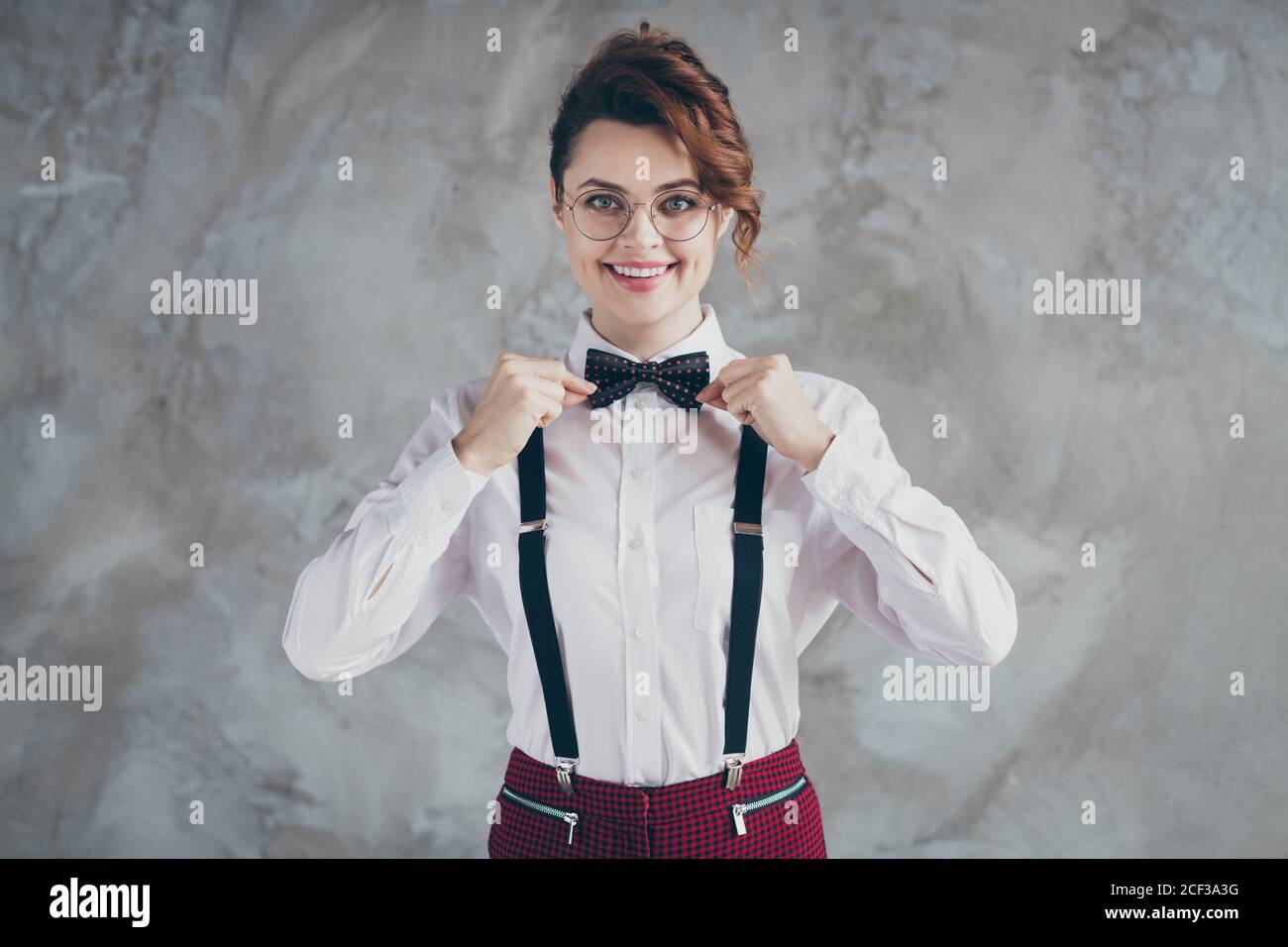 Ritratto di lei bella-aspetto attraente affascinante elegante classy elegante allegro allegria ragazza con capelli ondulati fissaggio bowtie accessorio di usura isolato sopra Foto Stock