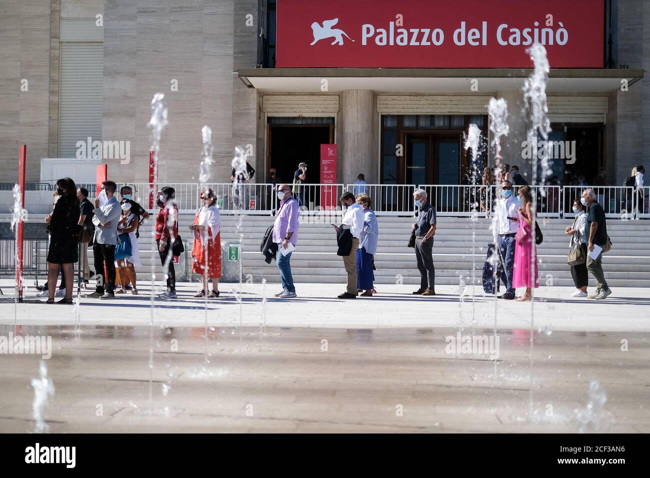 Palazzo del Cinema, Lido, Venezia, Italia. 3 Settembre 2020. I partecipanti che indossano la coda dei rivestimenti per il viso per partecipare a una proiezione al 77° Festival Internazionale del Cinema di Venezia . Foto per credito: Julie Edwards/Alamy Live News Foto Stock