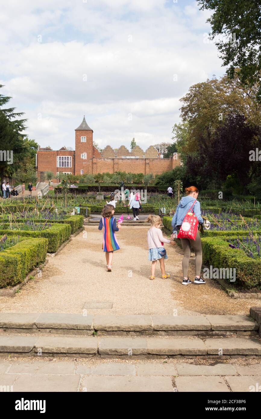 Madre e bambini nel Tulip Garden, Holland Park, Kensington, Londra, W8, Regno Unito Foto Stock