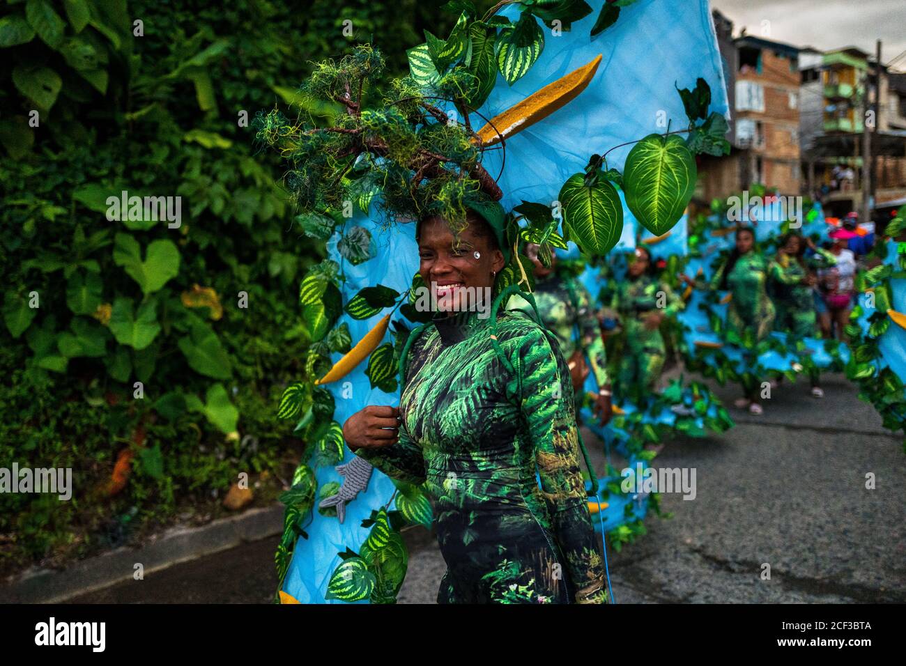 I ballerini afro-colombiani del quartiere Alameda Reyes si esibiscono durante il festival di San Pacho a Quibdó, Colombia. Foto Stock