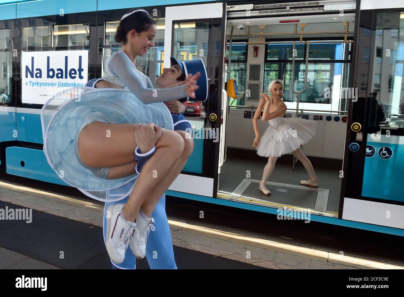 I membri dell'ensemble di balletto del Teatro Nazionale Moravo-Silesiano eseguono lo spettacolo "To Ballet with a Turquoise Ticket" in un tram della compagnia di trasporti cittadina di Ostrava (DPO), il 3 settembre 2020, a Ostrava, Repubblica Ceca. Lo spettacolo, che si è svolto presso fermate selezionate del tram di Ostrava, è stato un invito a una performance di balletto a sostegno di organizzazioni non profit da parte della fondazione 'Kridleni'. (Foto CTK/Jaroslav Ozana) Foto Stock
