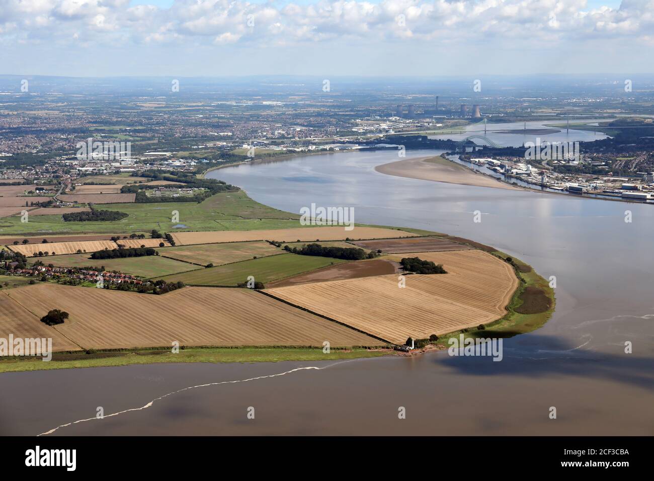 Vista aerea di Hale a Merseyside compreso il faro di Hale, guardando ad est verso Widnes e Runcorn Foto Stock