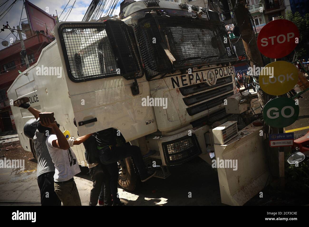 Protesta tra la gente del posto e la polizia, mentre tirando il carro della Deity Rato Machindranath che è stato fermato per mesi a causa della pandemia COVID-19 a Lalitpur. La polizia ha usato la forza per disperdere la folla che partecipa al festival religioso dopo che le persone che sfidano un governo hanno imposto blocco per tirare il carro. (Foto di Dipendra Dhangana/Pacific Press) Foto Stock