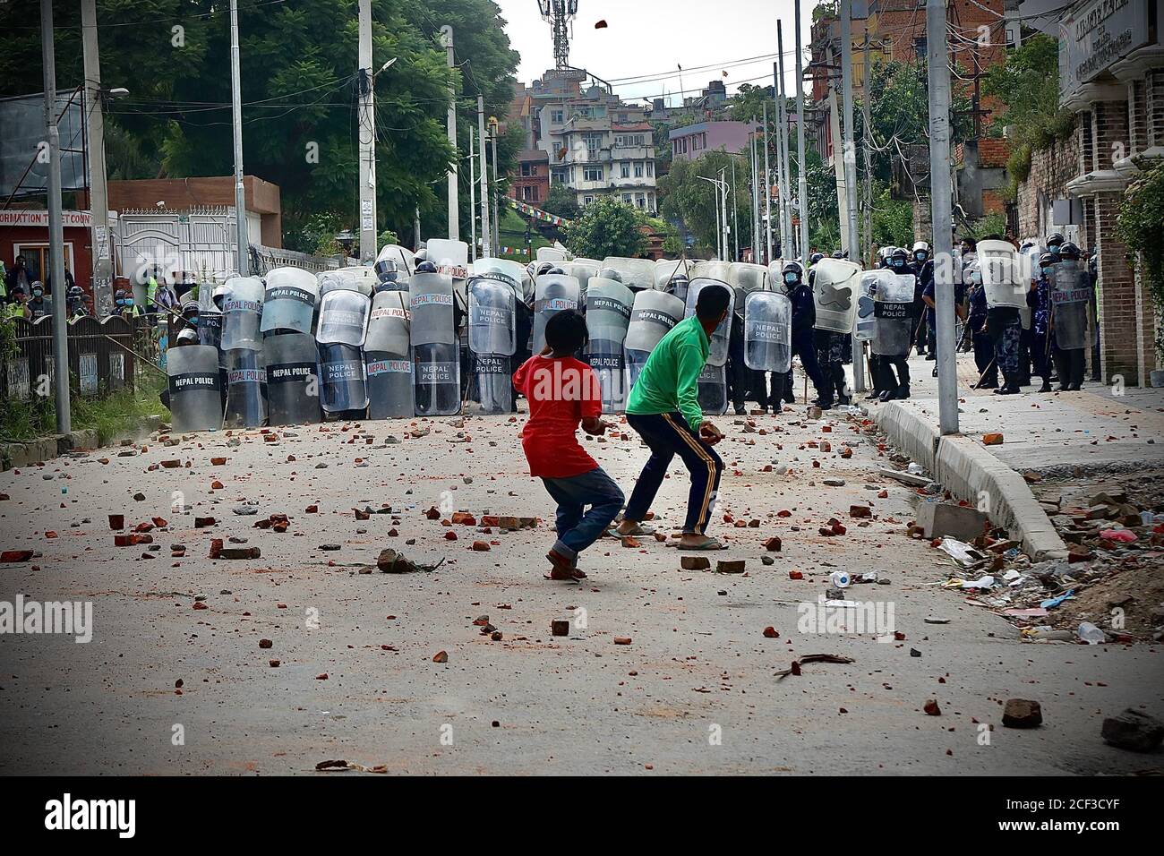 Protesta tra la gente del posto e la polizia, mentre tirando il carro della Deity Rato Machindranath che è stato fermato per mesi a causa della pandemia COVID-19 a Lalitpur. La polizia ha usato la forza per disperdere la folla che partecipa al festival religioso dopo che le persone che sfidano un governo hanno imposto blocco per tirare il carro. (Foto di Dipendra Dhangana/Pacific Press) Foto Stock