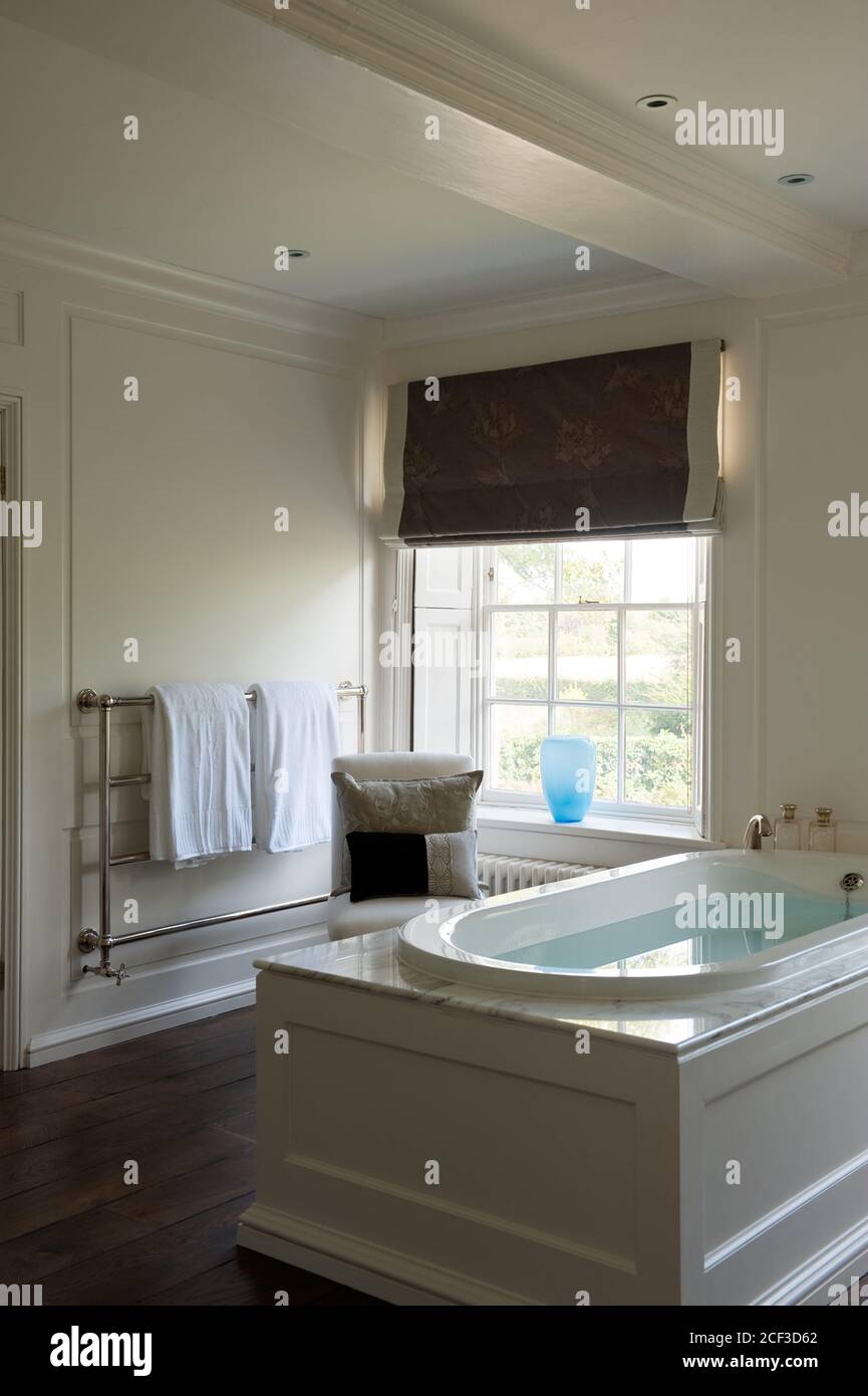 Bagno completo con vasca nella stanza da bagno di stile del paese Foto Stock