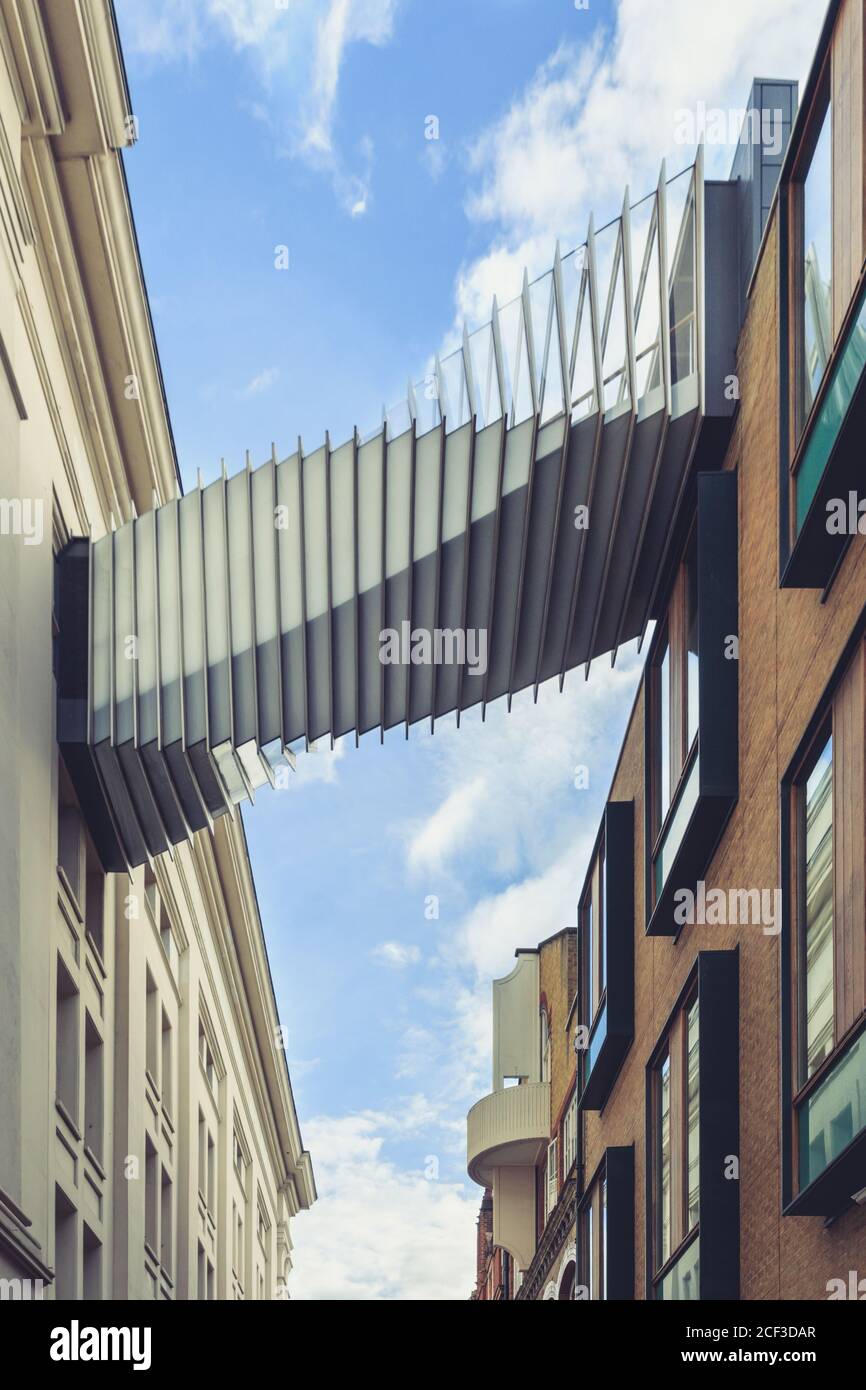 Il Ponte dell'aspirazione di Wilkinson Eyre, passerella di vetro tra la Royal Ballet School e la Royal Opera House, Covent Garden, Londra, Inghilterra Foto Stock