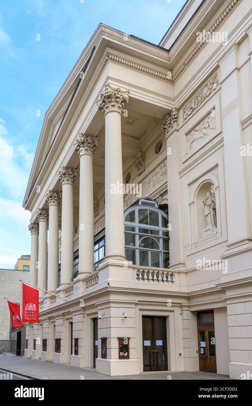 L'esterno del Royal Opera House, famoso teatro dell'opera e del balletto a Covent Garden, Londra, Inghilterra, Regno Unito Foto Stock