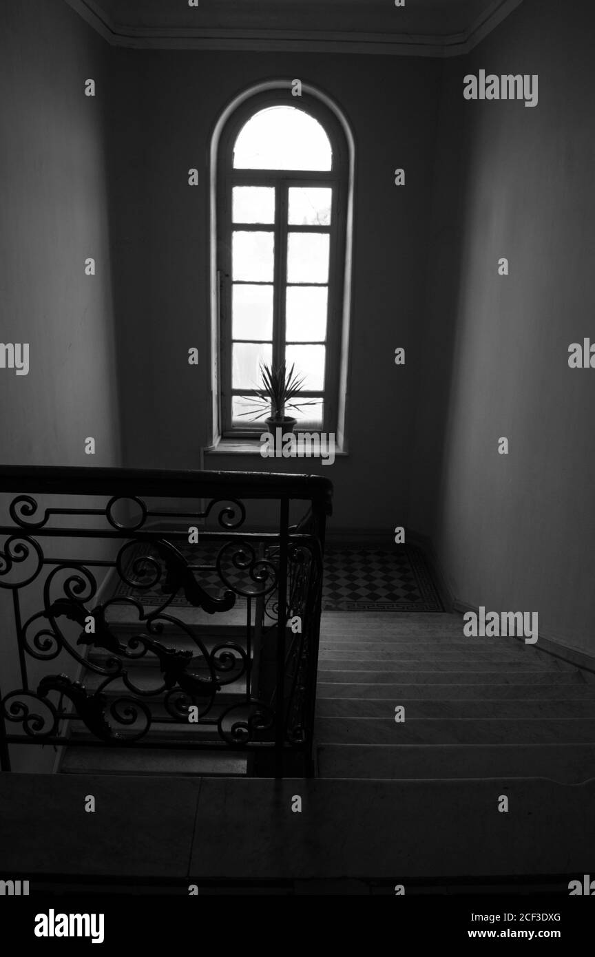 Scala all'interno di un ostello nel centro della città di Tbilisi, Georgia Foto Stock