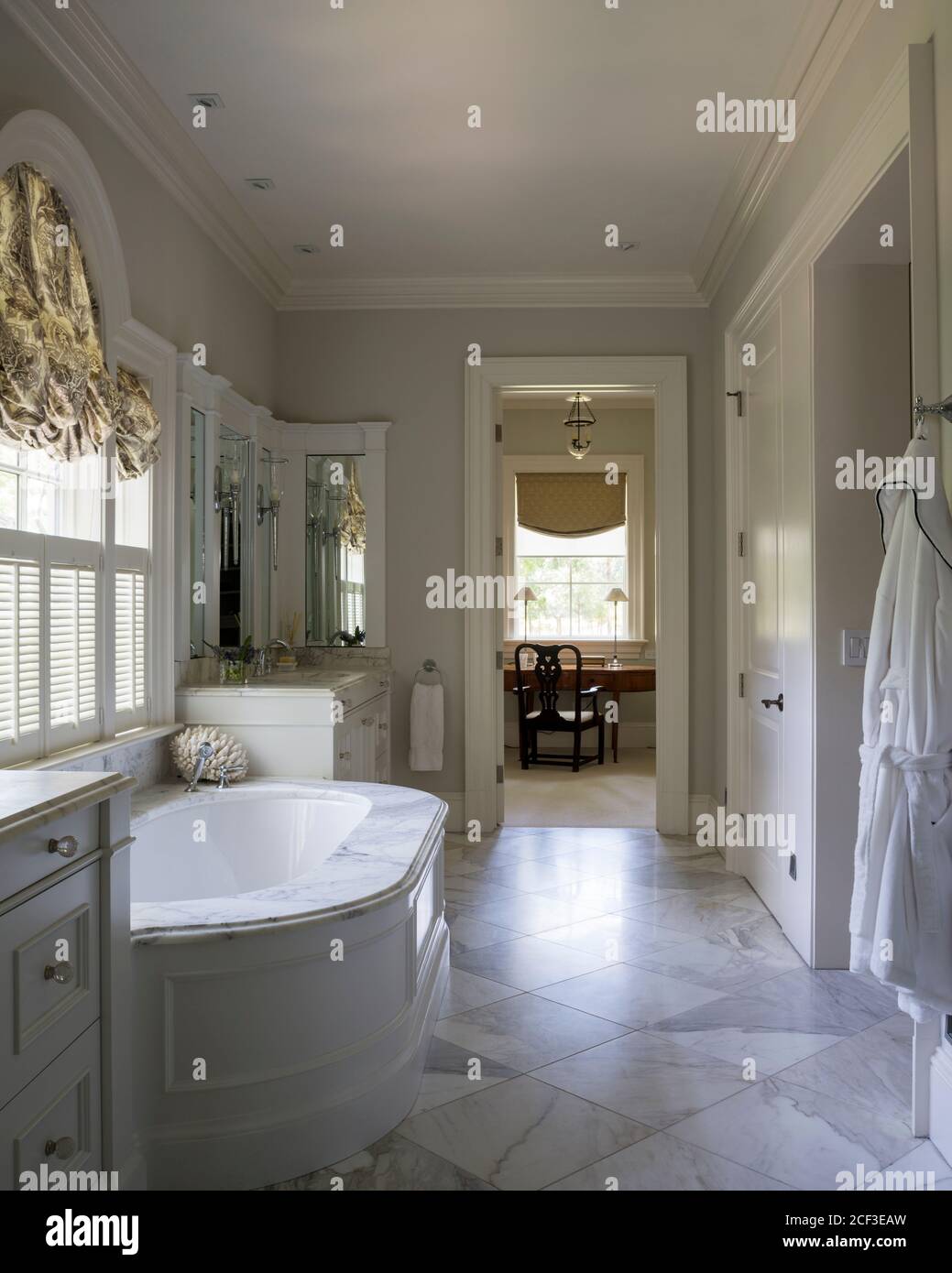 Paese in stile sala da bagno con built-in vasca da bagno Foto Stock