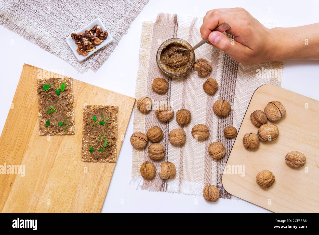 pasta di burro di noci. piatto. cucina vegetariana, spuntini. fuoco selettivo verticale per foto Foto Stock